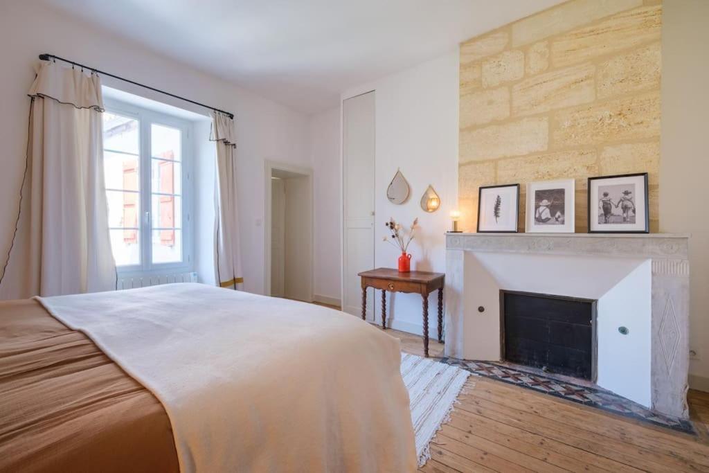 Appartement Avec Son Patio Dans Centre Historique De Bourg Exterior foto