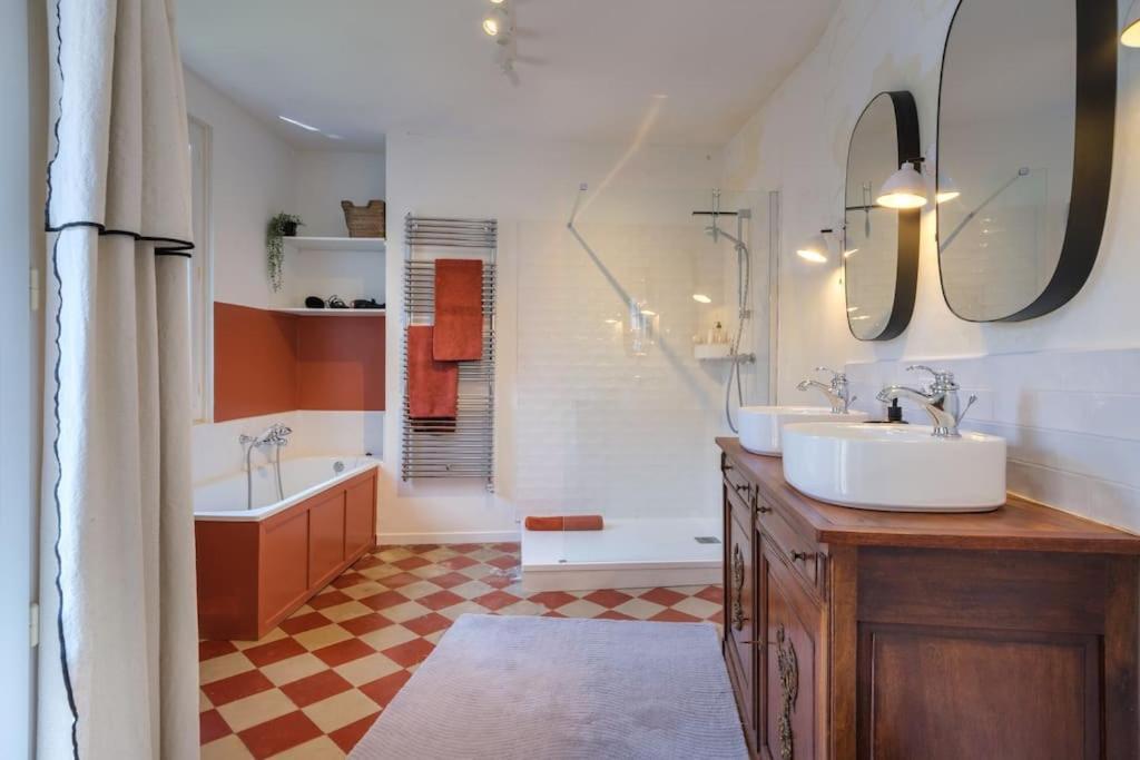 Appartement Avec Son Patio Dans Centre Historique De Bourg Exterior foto